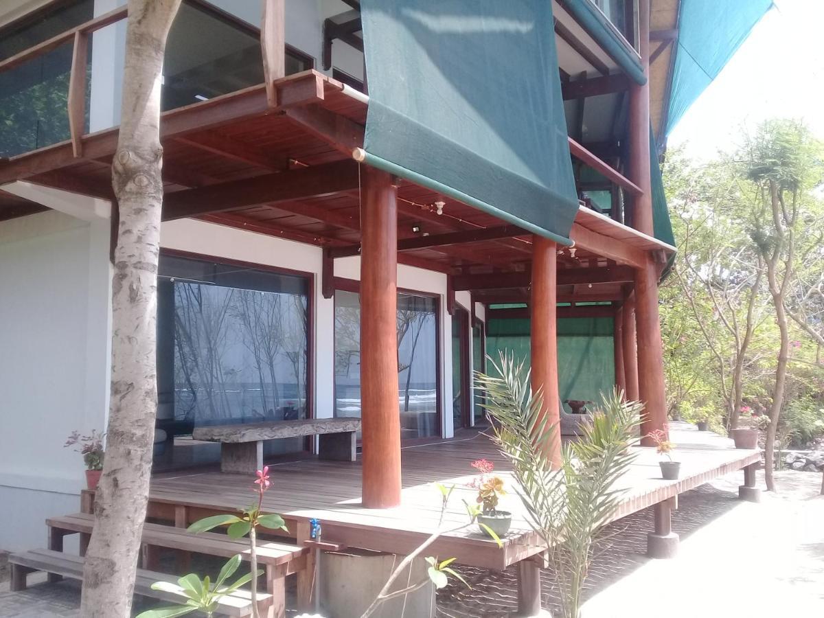 Castaway Surf Retreat 1 Hotel Sekongkang Bagian luar foto