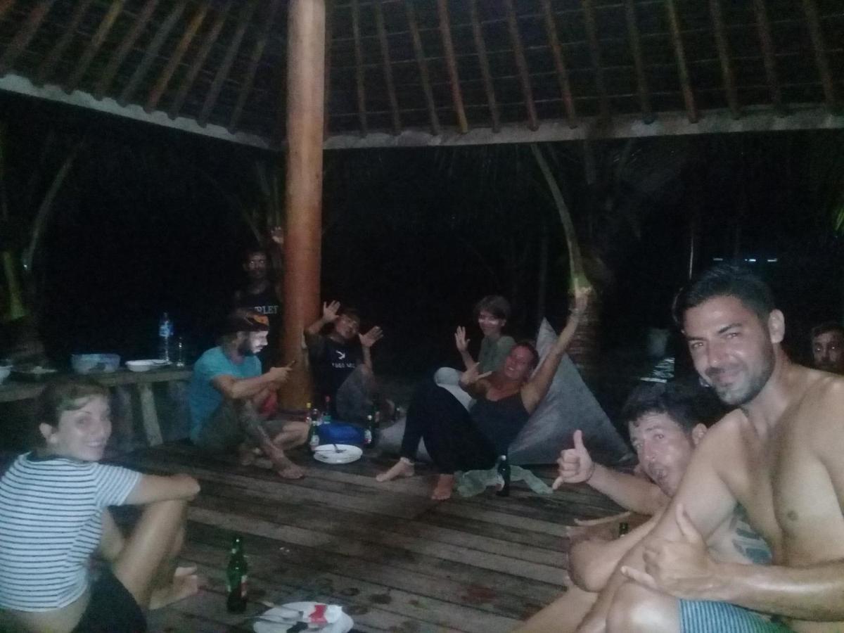 Castaway Surf Retreat 1 Hotel Sekongkang Bagian luar foto
